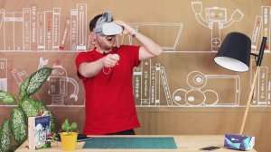 Mann mit VR-Brille
