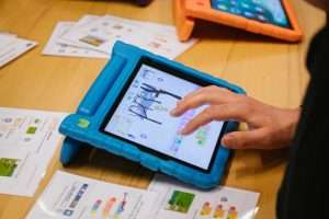 Eine Lehrkraft, die am iPad in Scratch Jr arbeitet