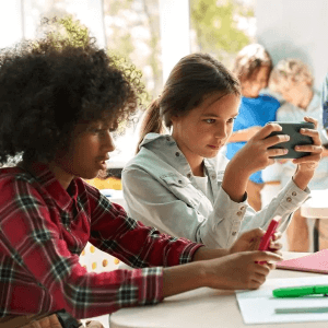 Zwei Mädchen schauen auf ihre smartphones