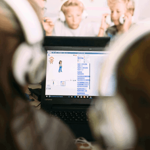 Zwei Mädchen schauen auf einen Laptop-Bildschirm