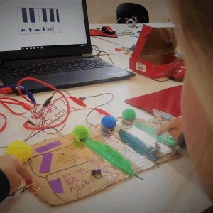 Ein Bild vom Makey Makey Computer mit einem Laptop