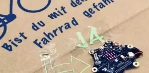 Calliope mini auf interaktiven Plakat zu Fahrrädern
