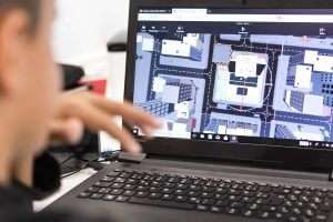 Person am Laptop erstellt ein Escape Game mit CoSpaces