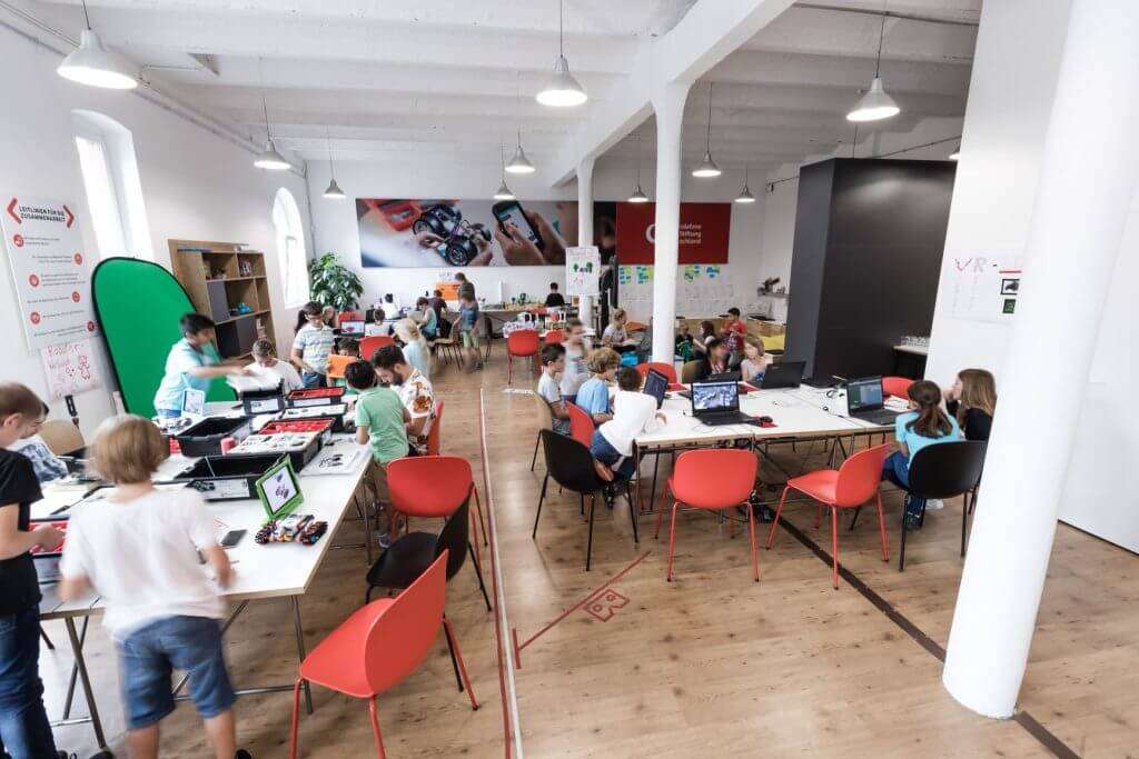 Hub für digitale Bildung in Düsseldorf mit Kindern, die digitale Tools ausprobieren.