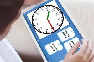 Tablet mit Wordwall in der Hand einer Person.
