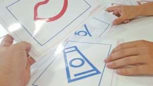 Kinderhände spielen das Zahnputzspiel