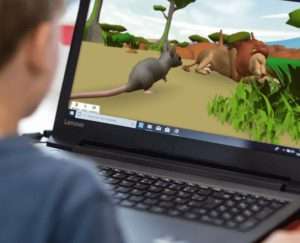 Laptop mit CoSpaces Programm, was eine Fabel mit einer Maus zeigt.