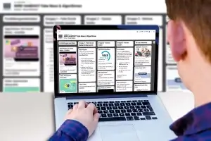 Junge vor einem Laptop mit Padlet