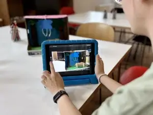 Tablet in der Hand einer Person zeigt eine Stop Motion Scene