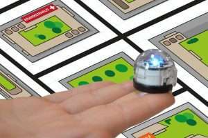 Ozobot vor einer Unterlage mit einer Verkehrsszene