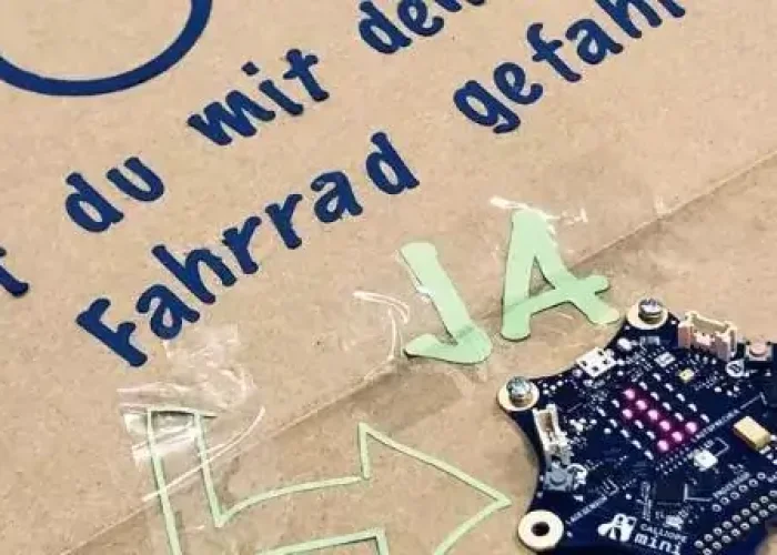 Calliope mini auf interaktiven Plakat zu Fahrrädern