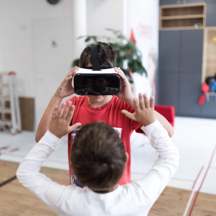 Zwei Jungen, einer mit einer VR-Brille.