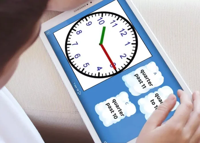 Tablet mit Wordwall in der Hand einer Person.
