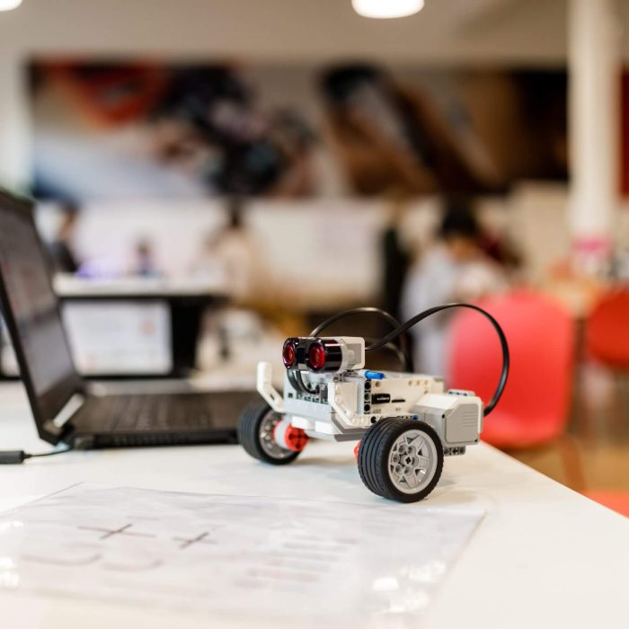 Ein Roboter und ein Laptop stehen auf einen Tisch im Hub für digitale Bildung.