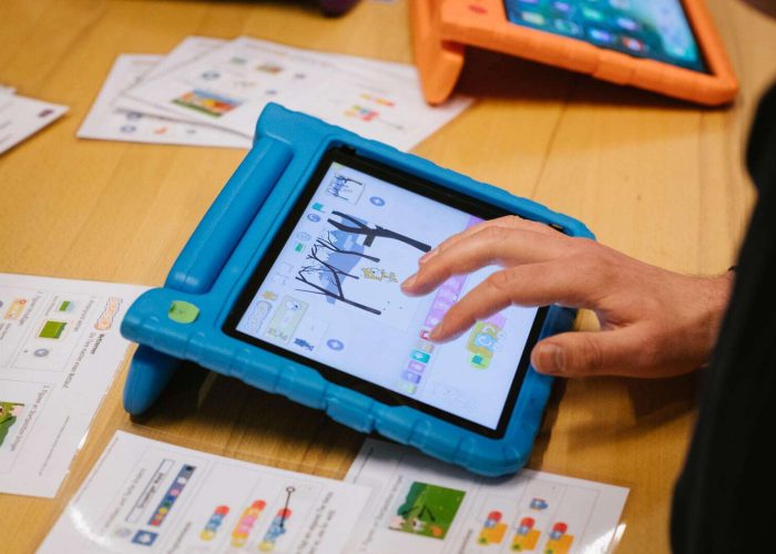 Eine Lehrkraft, die am iPad in Scratch Jr arbeitet