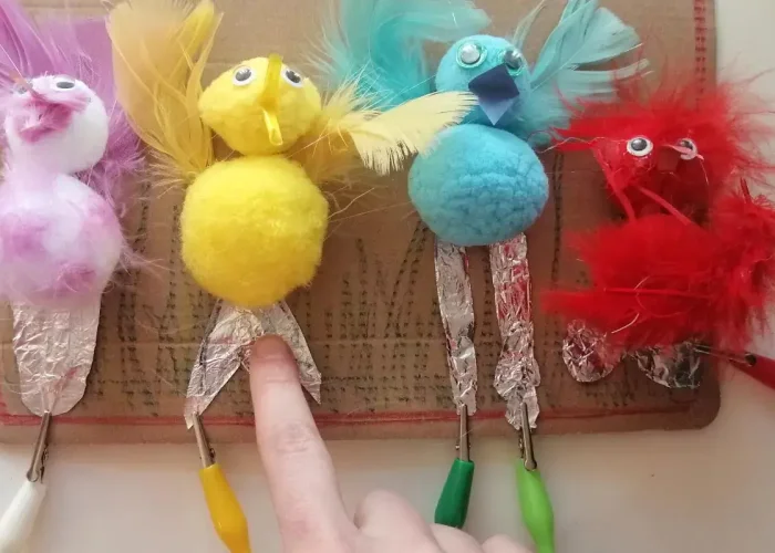 Bunte Vögel aus Bastelmaterial mit Pappe und Alufolie