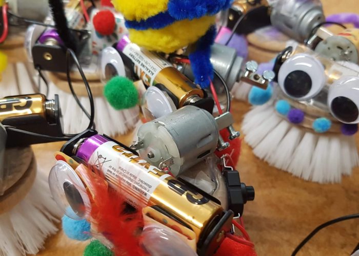 Wackelbots aus Bürsten und Batterien