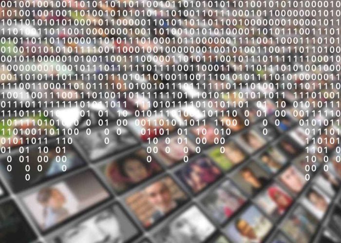 Symbolbild für Algorithmen. Im Hintergrund sind unscharfe Bilder von Personen, im Vordergrund Zahlenreihen.