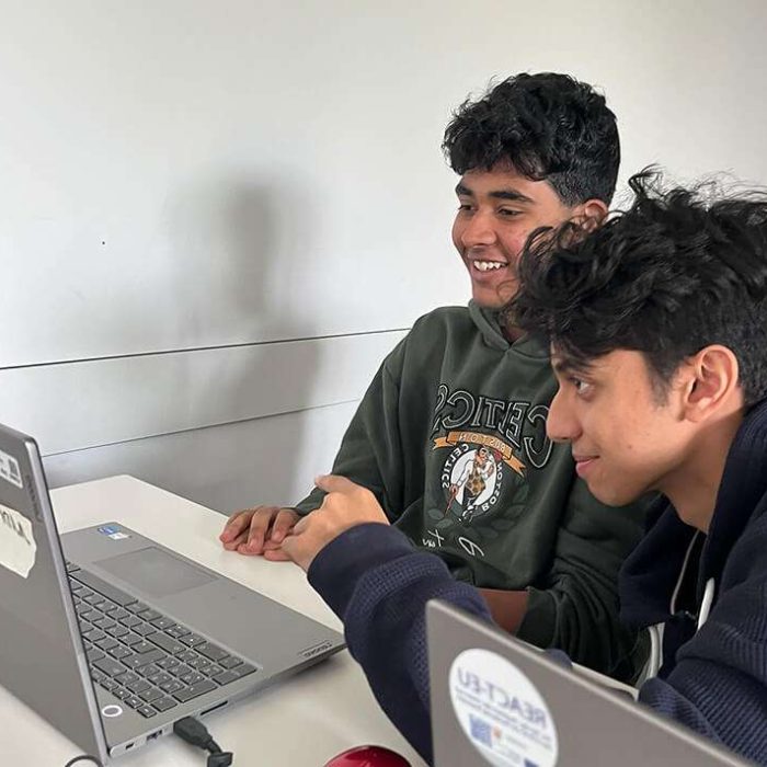 Zwei Schüler arbeiten an einem Laptop