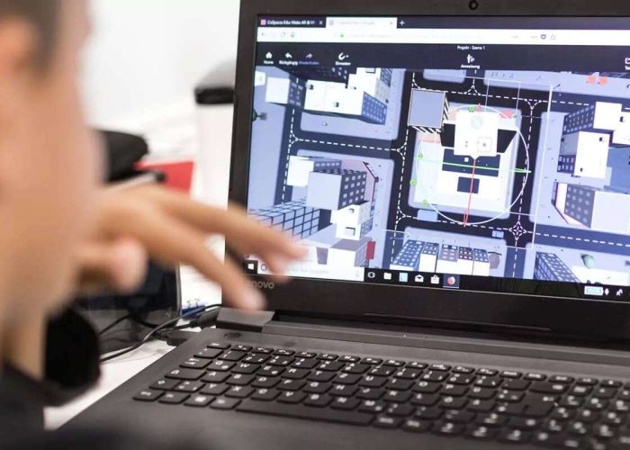 Person am Laptop erstellt ein Escape Game mit CoSpaces