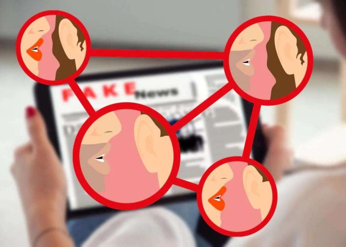 Symbolbild Fake News, im Hintergrund ein Bildschirm mit einem Zeitungsausschnitt und der Überschrift Fake News