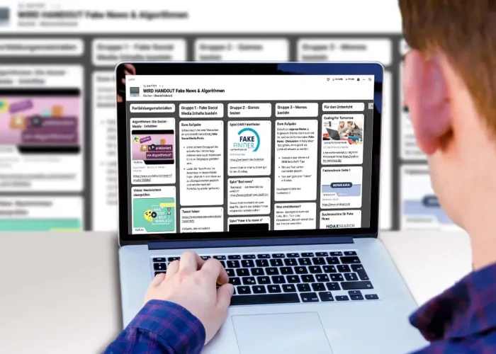 Junge vor einem Laptop mit Padlet