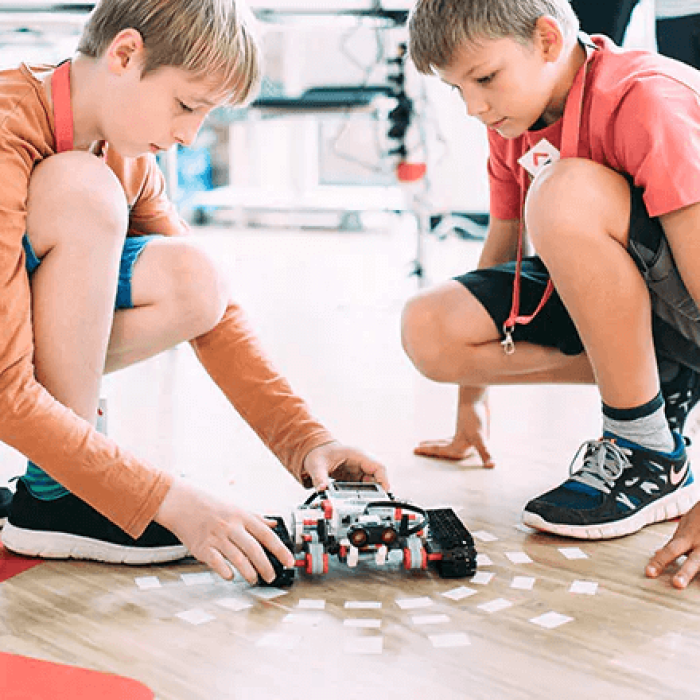 Zwei Jungs mit Roboter