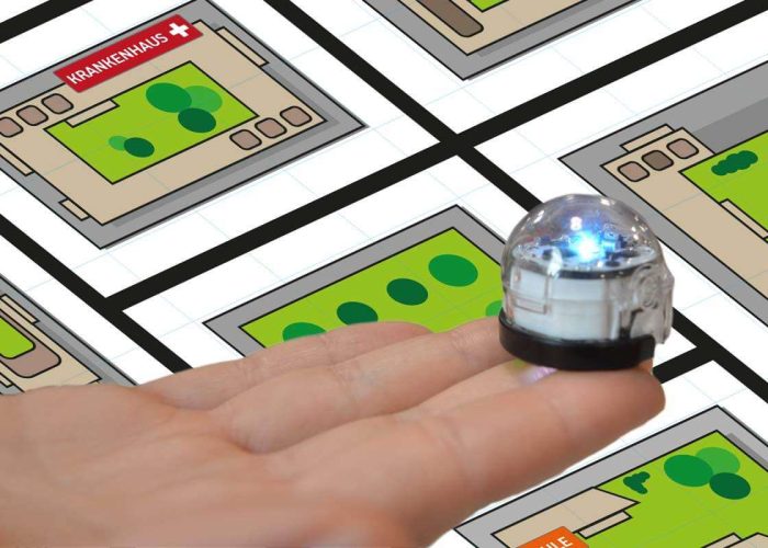 Ozobot vor einer Unterlage mit einer Verkehrsszene